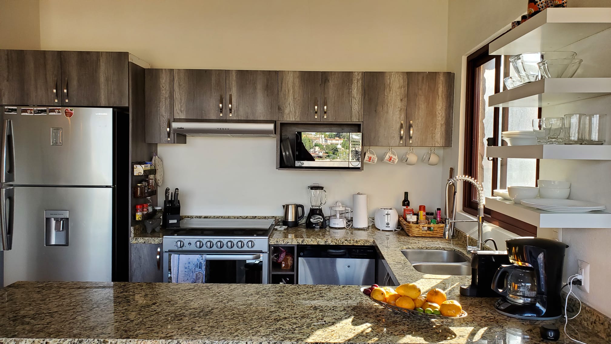 golden-frida-apartment-kitchen