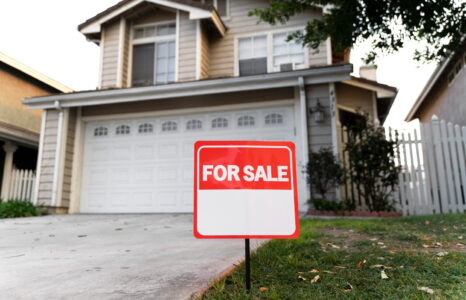 Se vende Foto de casa con letrero de patio