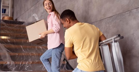 que-es-flipping-en-bienes-raices Agentes inmobiliarior realizando el flipping de una propiedad.