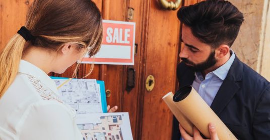Estudiantes observando los planos de la casa