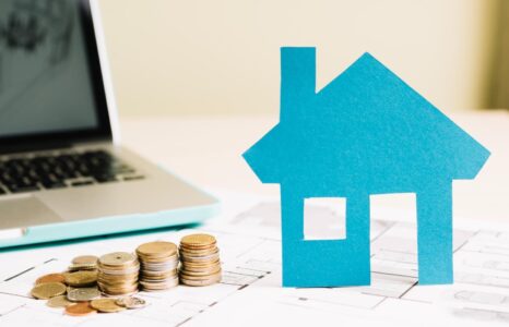 Casa de papel y plano. Background con impuestos sobre el ISR.