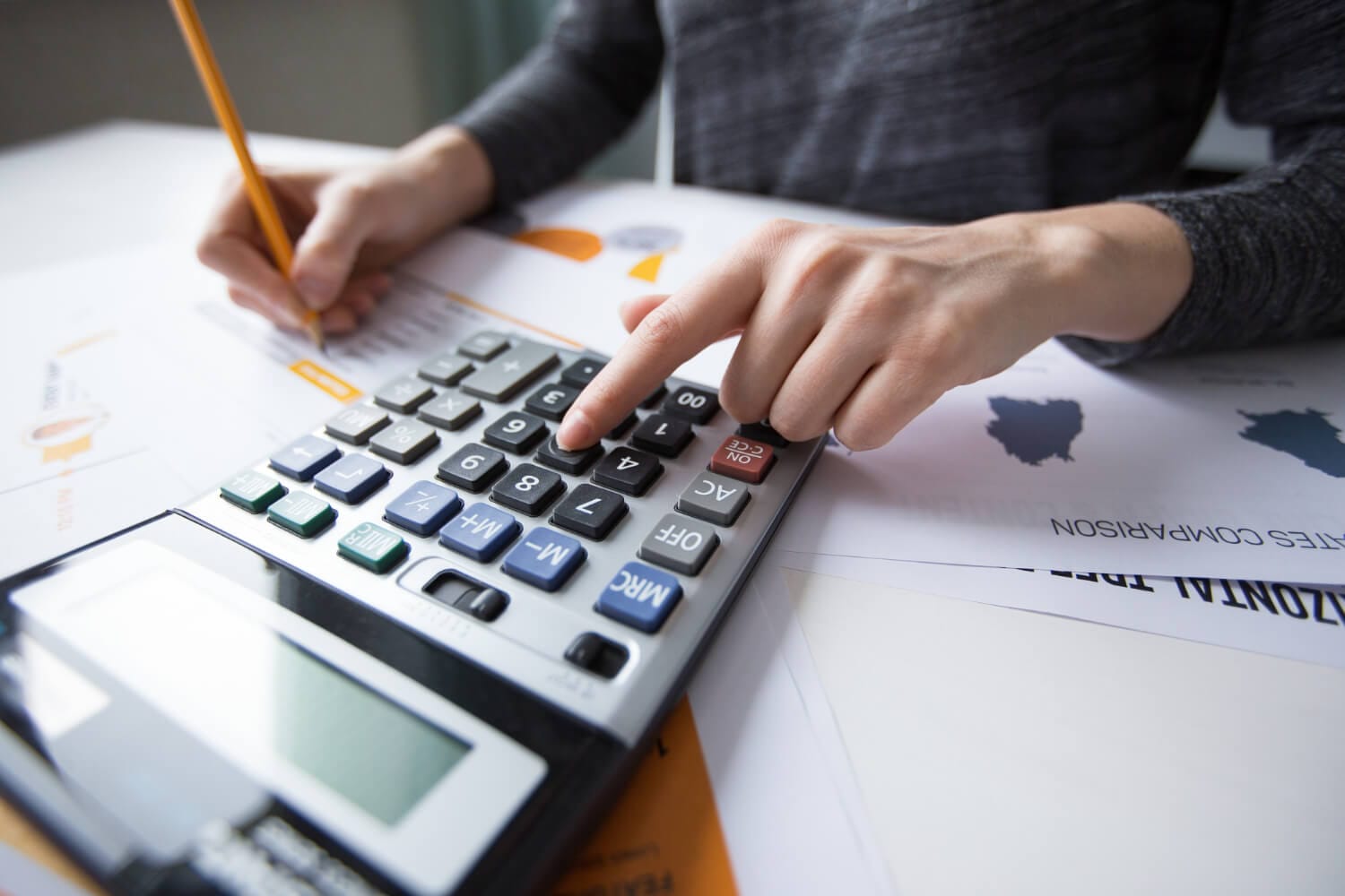 Mujer calculando el precio de la renta de sus propiedad.